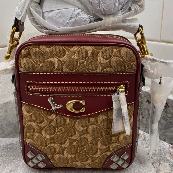 Trade only
Coach 1941 Max 18 Sig. Jacquard Scarlet 41385 - Picture 5 of 16